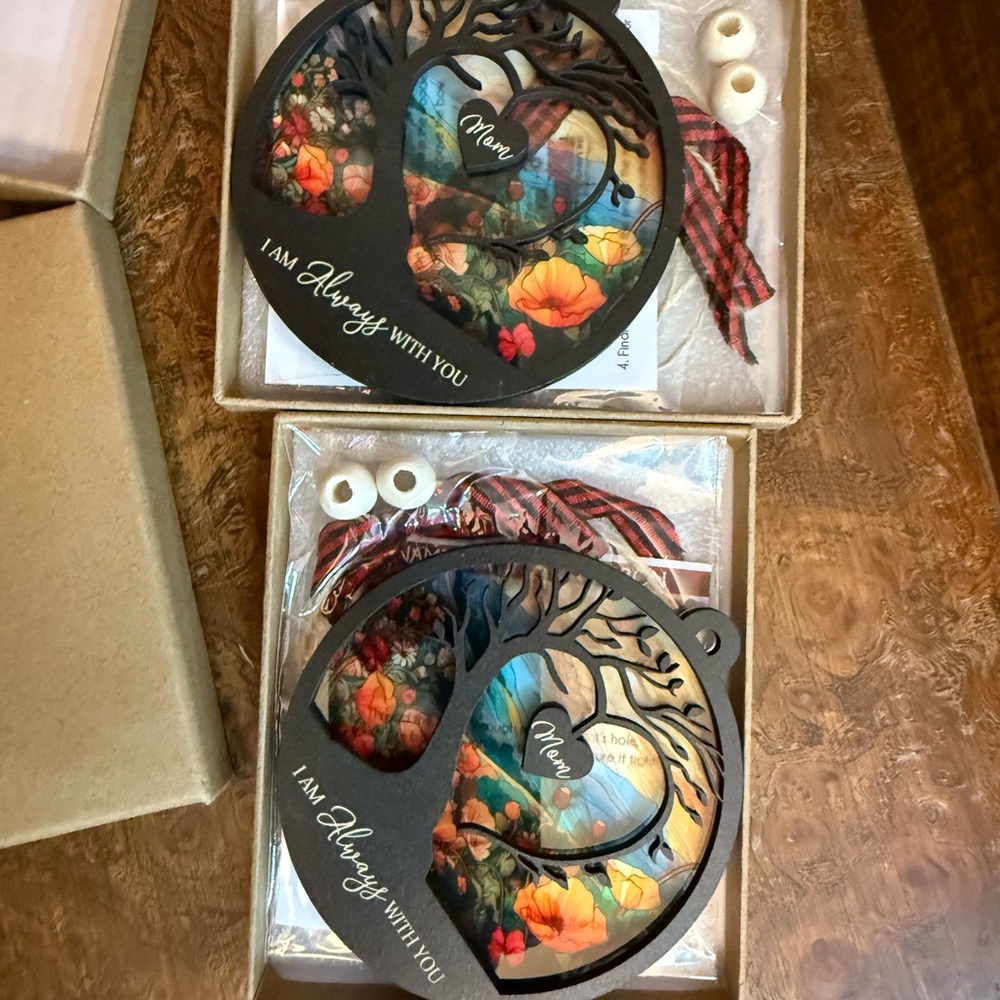 Heart-Shaped Floral Ornament with 'Mom' Inscription